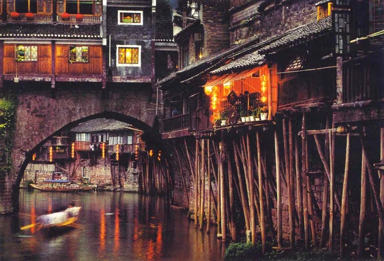 鳳凰-•-吊腳樓-www.zjjto_.com_